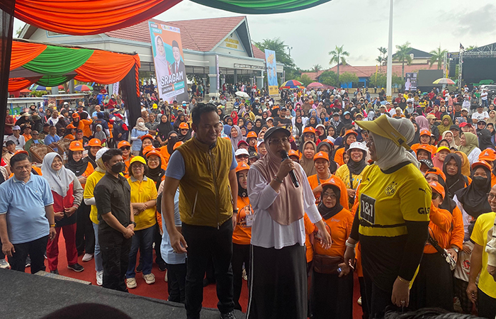 BERSAMA: Hampir serupa, Bapaslon SraGam juga turut melaksanakan kegiatan senam bersama di Lapangan Pemuda dan jalan sehat di Bidukbiduk.