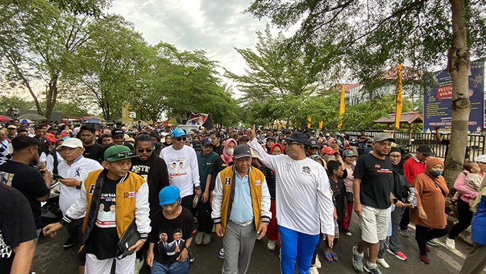 REBUT HATI MASYARAKAT: Bapaslon MP-AW saat mengikuti kegiatan jalan santai yang dilaksanakan di 5 kecamatan.