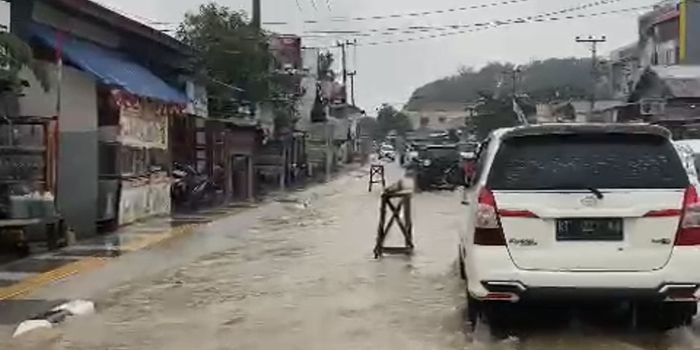 TERHAMBAT STATUS: Jalan Gatot Subroto masih langganan banjir setelah hujan turun dengan in-tensitas tinggi, DPUPR Berau bakal berkoordinasi dengan BBPJN Kaltim untuk penanganan di sana.