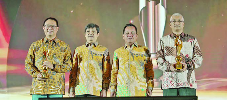 RAIH PENGHARGAAN: Direktur Operasional dan HSE PT Berau Coal, Arief Wiedhartono (kanan), bersama Dirjen Minerba, Tri Winarno dan Direktur Teknik dan Lingkungan Minerba, Hendra Gunawan dalam GMP 2024.
