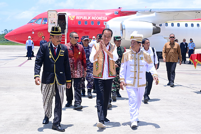 MENDARAT DI KALIMARAU: Momen Presiden Jokowi turun dari pesawat kepresidenan yang mendarat di Bandara Kalimarau, Teluk Bayur, Kamis (26/9).