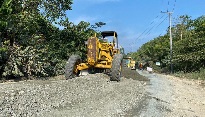 TERUS DITANGANI: Salah satu pekerjaan fisik perbaikan jalan provinsi di Kecamatan Batu Putih. Pemerintah terus berusaha menangani sejumlah kerusakan jalan menuju wilayah pesisir.