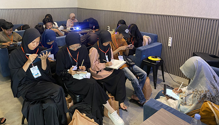TARGET RILIS 2025: Pertemuan pertama para peserta lokakarya penulisan buku cerita anak bergambar, Minggu (6/10).