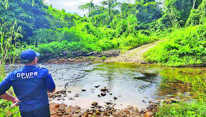 TERHAMBAT STATUS KAWASAN: Salah satu akses jalan menuju Kampung Long Lamcin, Kelay, yang masih belum tersentuh pembangunan lantaran berstatus KBK.