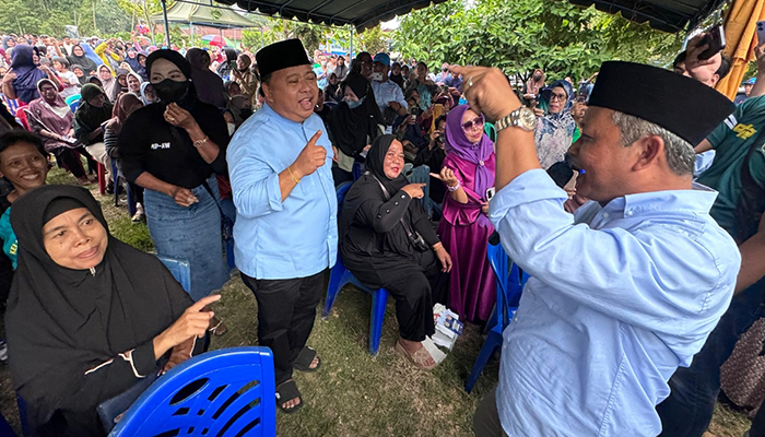 BERSAMA MASYARAKAT: Paslon 1 Madri Pani dan Agus Wahyudi melebur bersama masyarakat saat kampanye di Kelurahan Rinding, Teluk Bayur, Minggu (13/10).