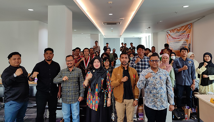 GELAR SOSIALISASI: Bawaslu Berau bersama dengan para pemuda serta insan pers saat berfoto bersama usai kegiatan.