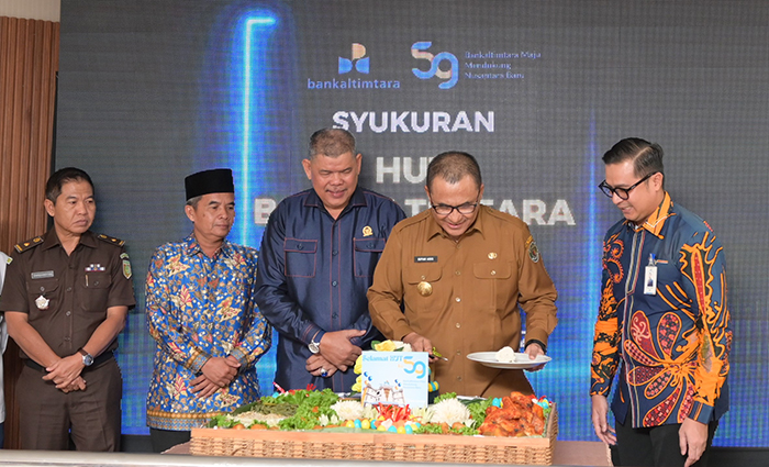 RAYAKAN: Manajemen Bankaltimtara Cabang Berau rayakan HUT ke-59 di Lantai 2 Bankaltimtara Berau dengan pemotongan tumpeng oleh Pjs Bupati Berau, Sufian Agus.