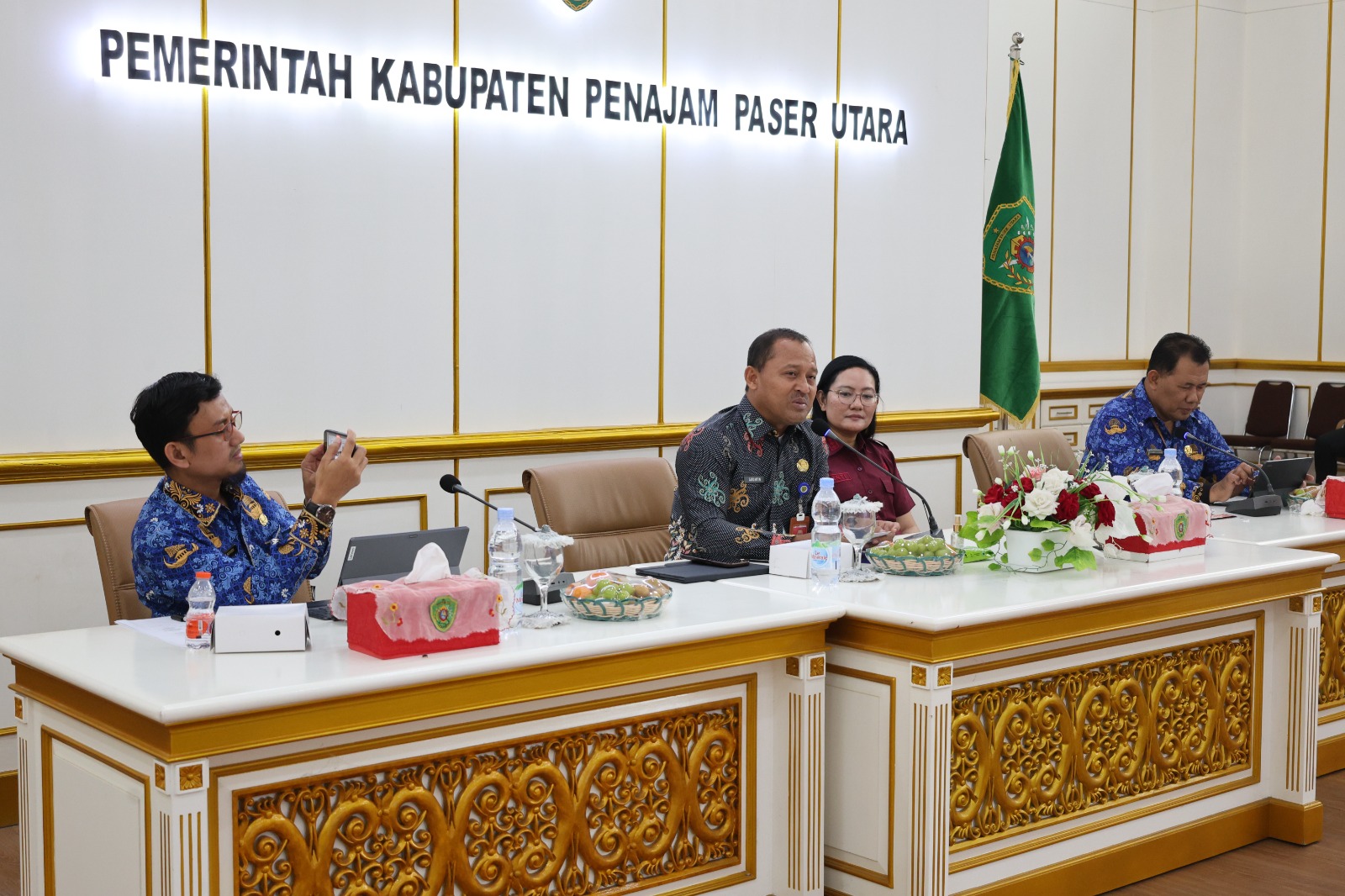 Asisten II Bidang Perekonomian dan Pembangunan Pemkab PPU, Sodikin (dua dari kiri).