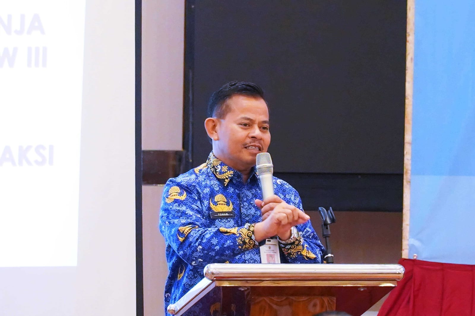 CARI SOLUSI: Sekretaris Kabupaten PPU Tohar, memberikan sambutan dalam acara Rekonsiliasi dan Sosialisasi di MAXONE Balikpapan, Kamis (17/10).