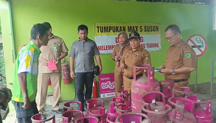 LAKSANAKAN PENGAWASAN: Tim melakukan pengawasan ke sejumlah agen penyalur gas melon, di mana diketahui dua agen di Tanjung Redeb alami kekosongan gas melon.