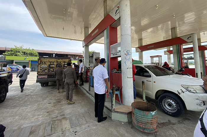 SIDAK SPBU: Tim Pengendali Stok dan Pengawasan BBM dan LPG, saat mengawasi distribusi BBM di salah satu SPBU di Kabupaten Berau.