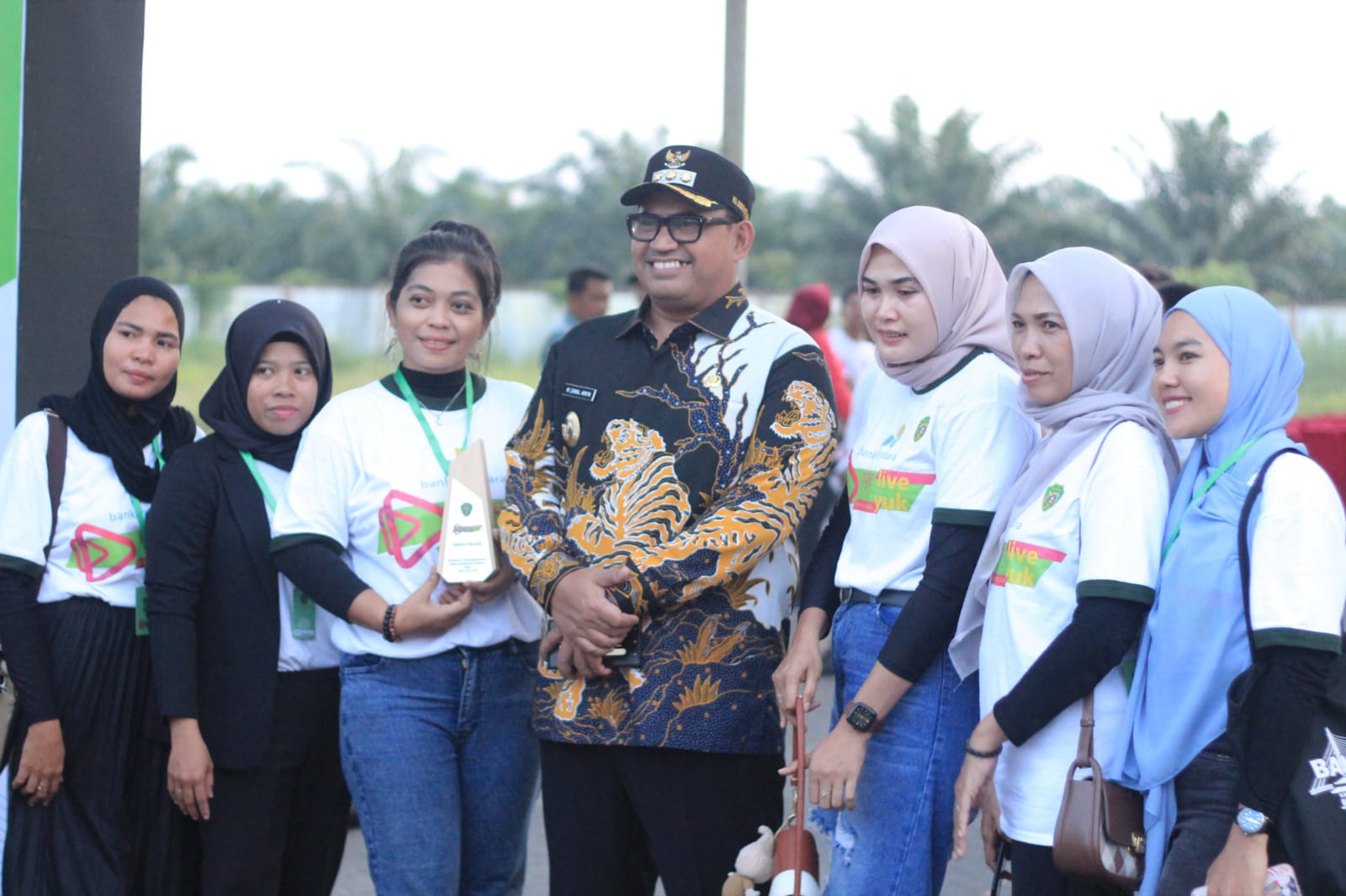 Para pelaku UMKM bersama Zainal Arifin berfoto bersama usai meresmikan studio live streaming untuk UMKM di Pasar Induk Nenang, Kamis (24/10).