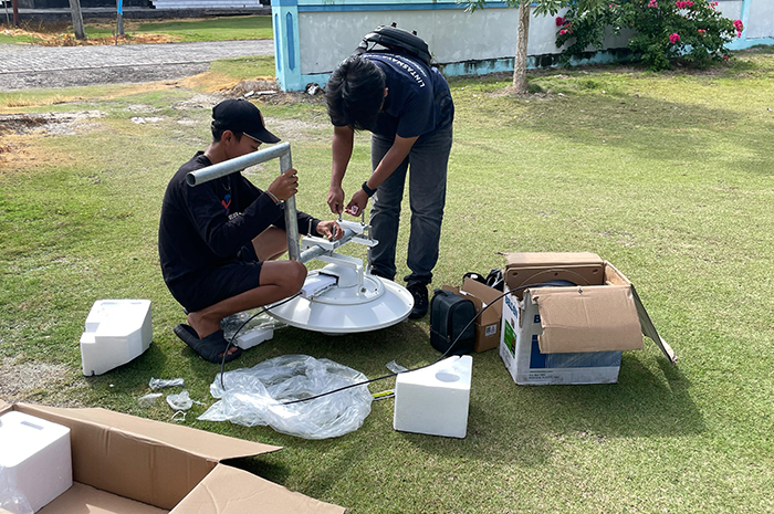 PEMASANGAN: Tim Diskominfo Berau bersama vendor, saat pemasangan jaringan komunikasi internet berbasis satelit Starlink di Maratua beberapa waktu lalu.