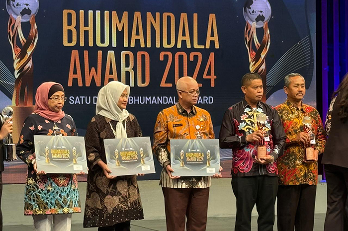 DAPAT PENGHARGAAN: Kepala Bapelitbang Berau Endah Ernani Triariani (dua kiri) saat menerima penghargaan Bhumandala Nawasena dari Badan Informasi Geospasial, belum lama ini.