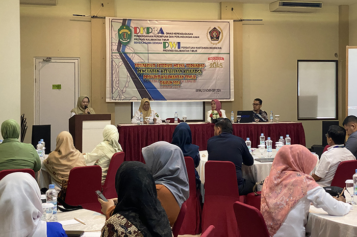 SOSIALISASI: DKP3A Kaltim bekerja sama dengan PWI Kaltim melakukan sosialisasi literasi me-dia terhadap penguatan ketahanan keluarga, pada Rabu (13/11).