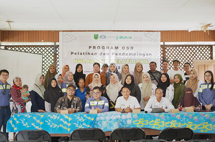 PELATIHAN: Manajemen  BUMA Lati, usai memberikan pelatihan membatik kepada ibu-ibu Kampung Melati Jaya. Kegiatan ini diharapkan mampu meningkatkan perekonomian warga.