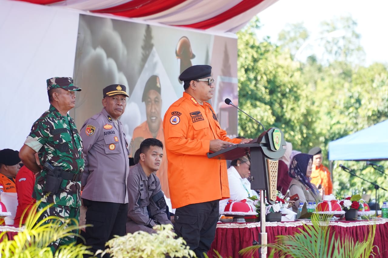 Pj Bupati PPU Muhammad Zainal Arifin saat memimpin apel bersama pasukan dan peralatan bencana dalam rangka meningkatkan kewaspadaan bencana hidrometereologi.