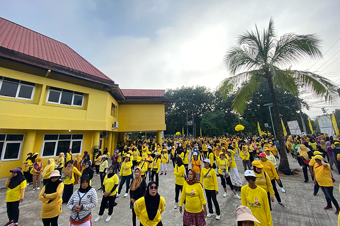 SENAM BERSAMA: Gedung DPD Partai Golkar yang berada di Jalan APT Pranoto, dipadati masyarakat yang mengikuti senam bersama secara serentak di seluruh wilayah Indonesia pada Sabtu (16/11).
