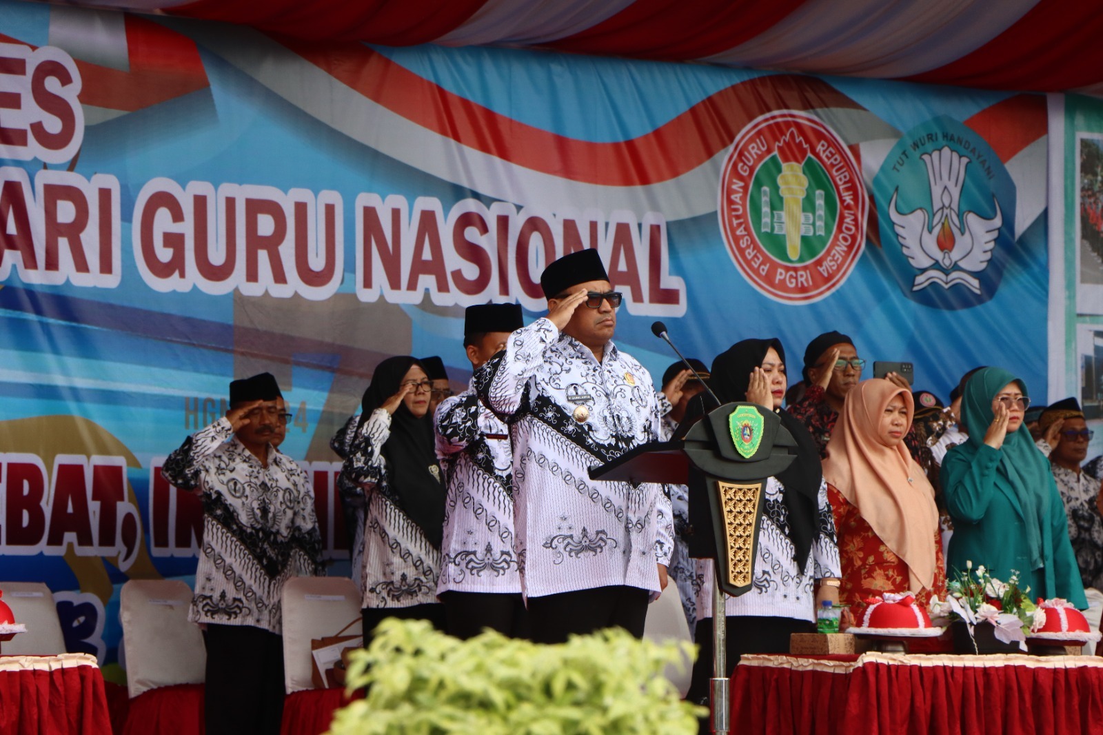 Penjabat (Pj) Bupati Penajam Paser Utara (PPU) M Zainal Arifin, memimpin jalannya upacara Hari Ulang Tahun (HUT) ke-79 PGRI dan Hari Guru Nasional Tahun 2024.