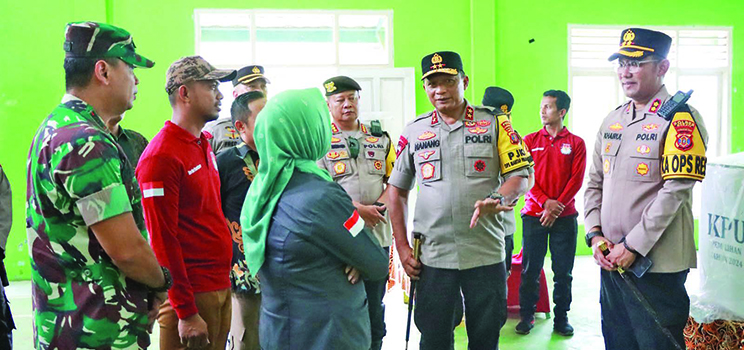 TINJAU KESIAPAN: Kapolda Kaltim Irjen Pol Drs Nanang Avianto, saat meninjau langsung kesiapan pengamanan Pilkada di Berau, kemarin.