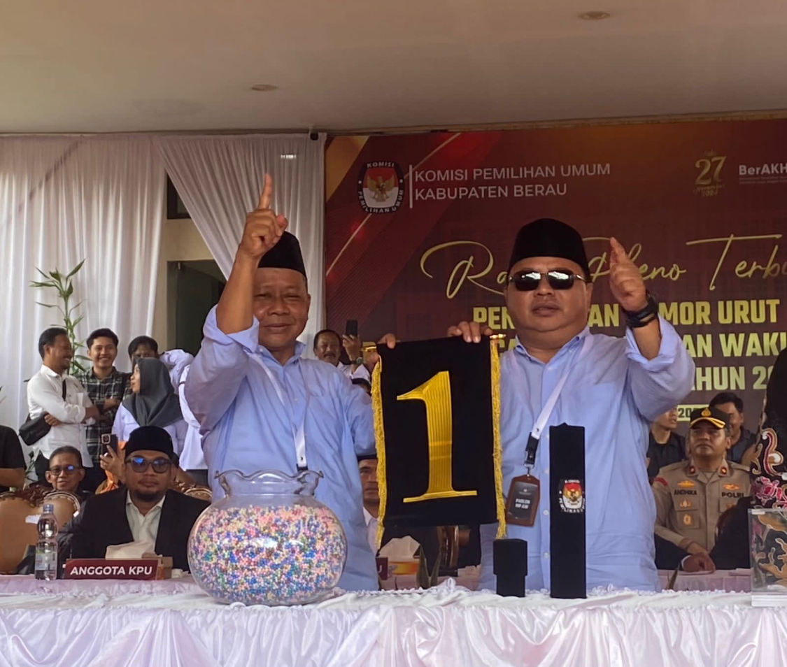 AJUKAN GUGATAN: Paslon 01 Madri Pani-Agus Wahyudi saat pencabutan nomor. Kini, melalui tim hukumnya, paslon 01 telah melakukan gugatan PHPU ke Mahkamah Konstitusi. (SENO/BP)