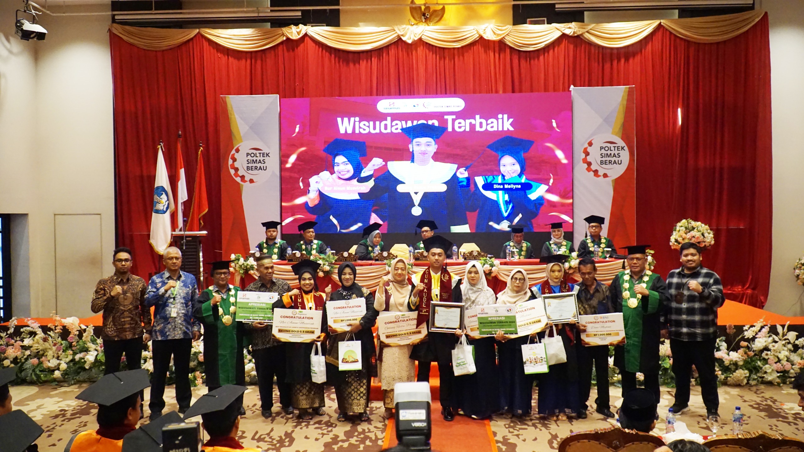 WISUDA KEEMPAT: Politeknik Sinar Mas Berau Coal melaksanakan wisuda angkatan keempat di Aula Ballroom Tokyo, Hotel Bumi Segah pada Kamis (5/12) lalu. (POLITEKNIK SINAR MAS BERAU COAL UNTUK BERAU POST)