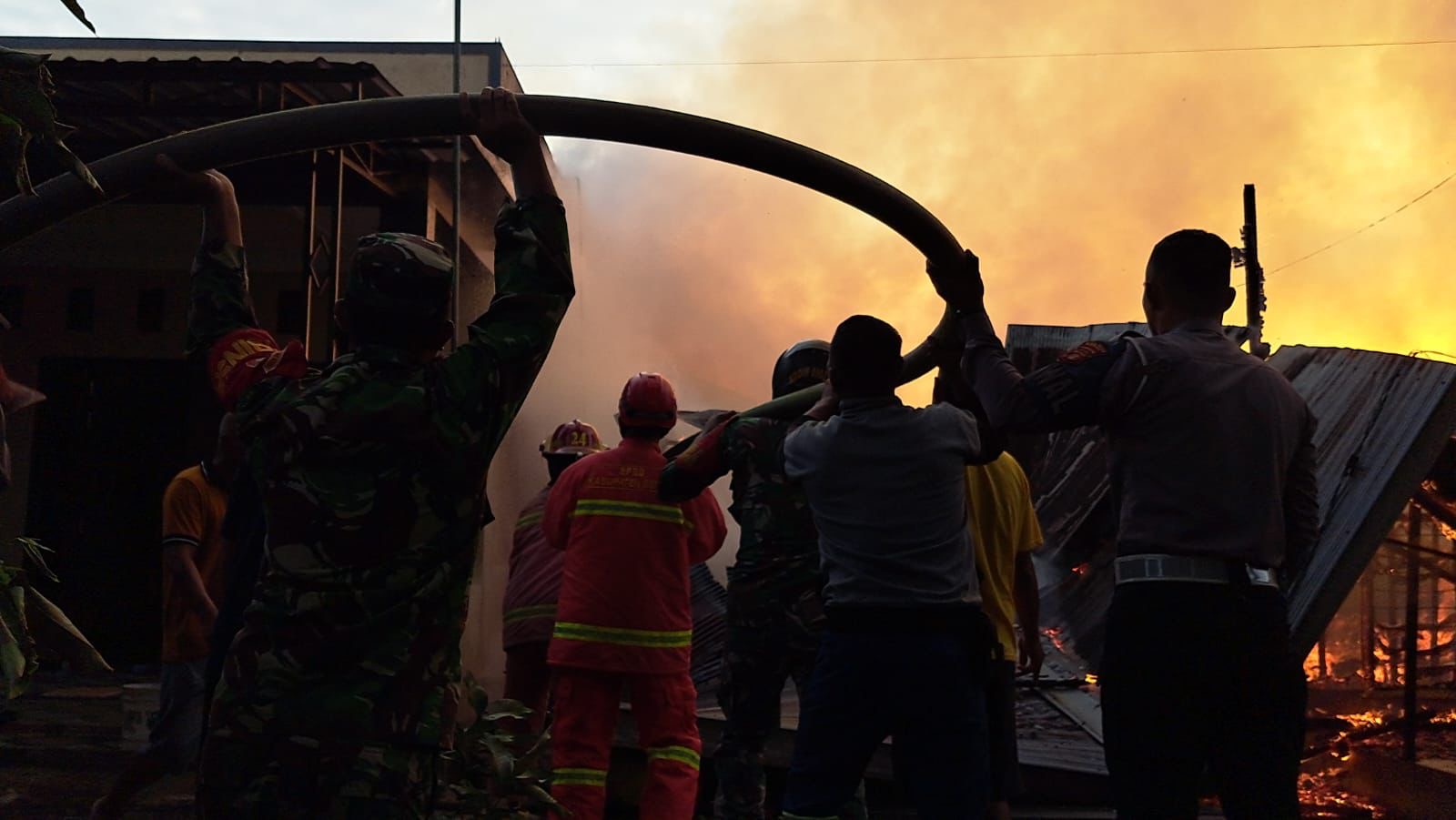 PEMADAMAN: BPBD Berau bersama warga memadamkan api yang di Gang Pandan Wangi, Jalan Durian III, Tanjung Redeb. (ARTA KUSUMA YUNANDA/BP)