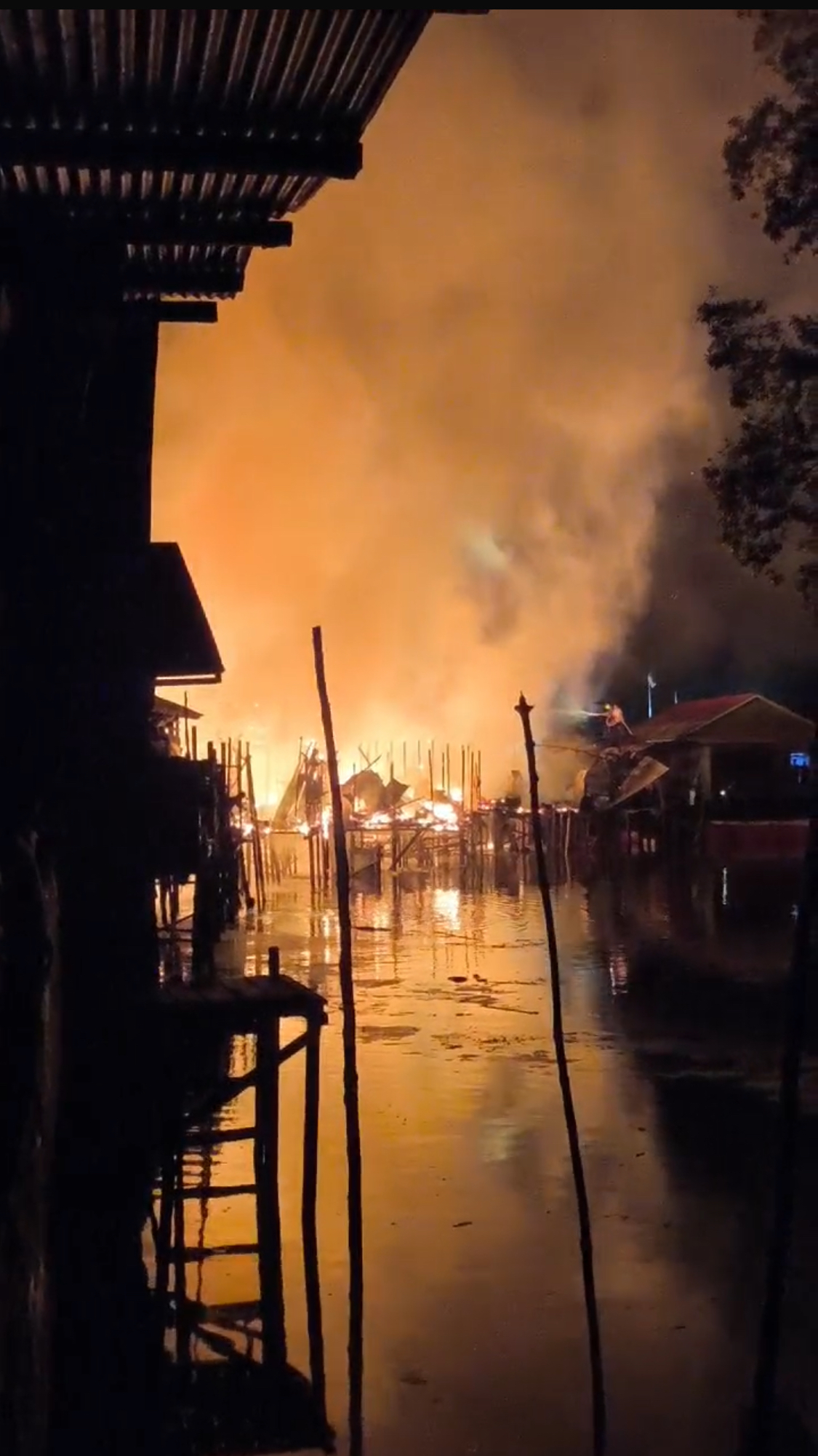 TERBAKAR : Enam rumah warga RT 1, Kampung Pilanjau, Sambaliung, Tanjung Redeb yang terbakar pada Selasa (10/12) dini hari. (BP)