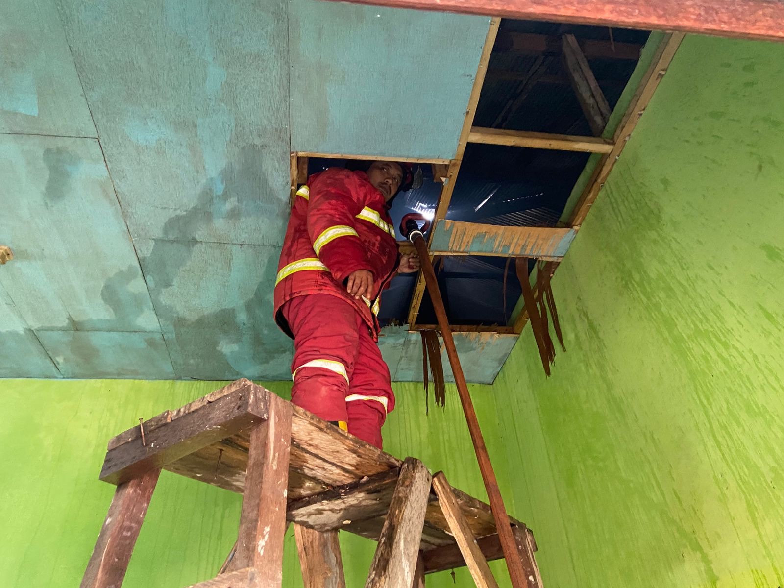 DIPADAMKAN: Satu unit rumah bangsal yang berada di Jalan Gang Muslimin, Tanjung Redeb nyaris terbakar. (ARTA KUSUMA YUNANDA/BP)