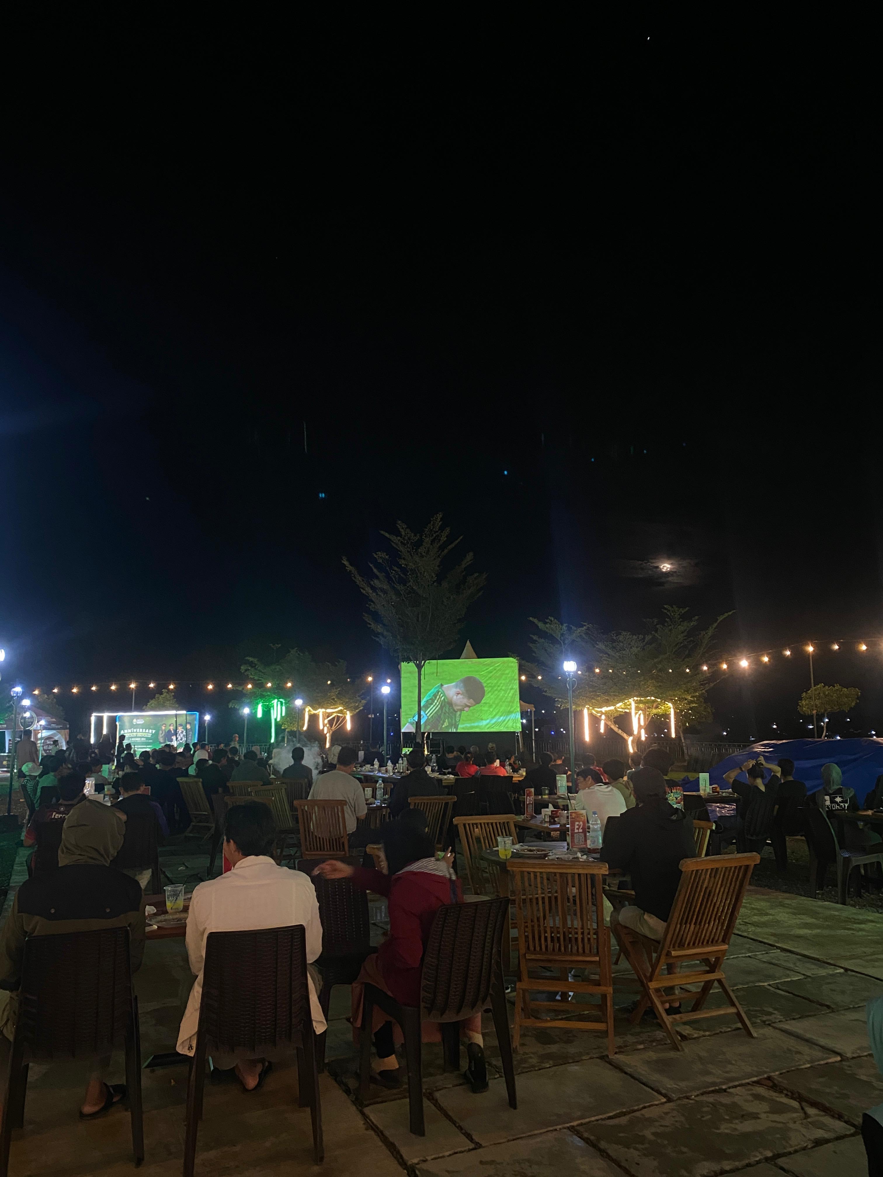 SUASANA: Nonton bareng Timnas Indonesia vs Arab Saudi. (STORY MOUNT CAFE & RESTO UNTUK BERAU POST)