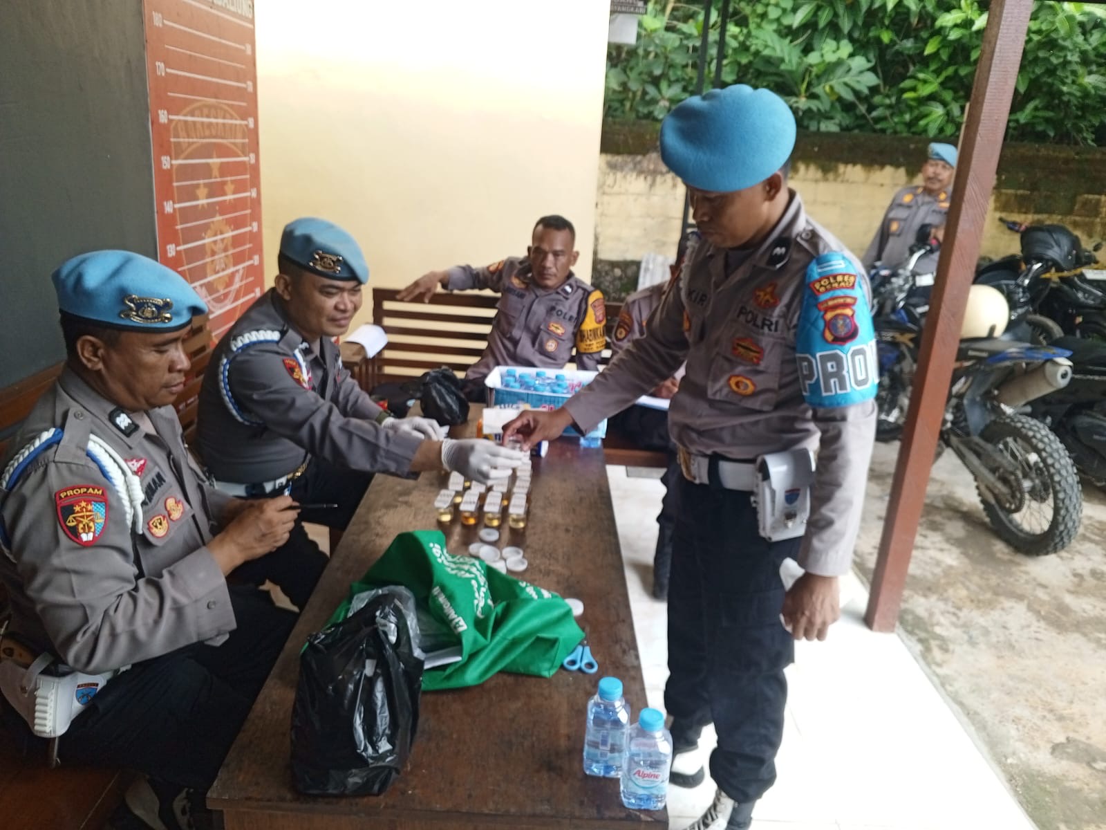 ARTA KUSUMA YUNANDA/BP TES URINE: Personel Sipropam Polres Berau saat melakukan tes urine terhadap personel Polsek Sambaliung, Kamis (12/12). (ARTA KUSUMA YUNANDA/BP)