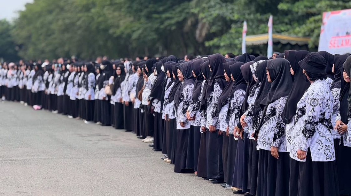 TUNGGU JUKNIS: Kemendikdasmen bakal membolehkan guru berstatus ASN mengajar di sekolah swasta, namun penerapannya masih menunggu juknis yang akan diterbitkan bersama Permendikdasmen. (IZZA/BP)