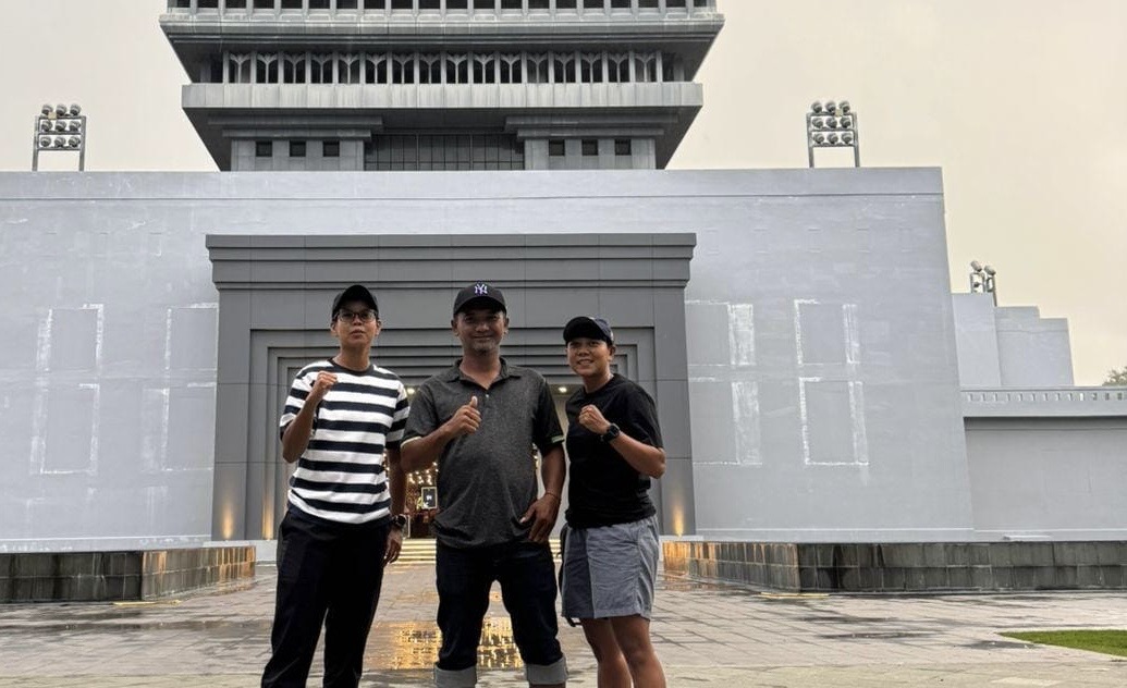 DAPAT DUKUNGAN: Berlian Duma Pare (kanan) dan Noor Ainah bersama Ketua Harian KONI Berau Arman Nofriansyah,  di sela seleksi Timnas Kriket untuk SEA Games di Bali, kemarin. (ARMAN UNTUK BERAU POST)
