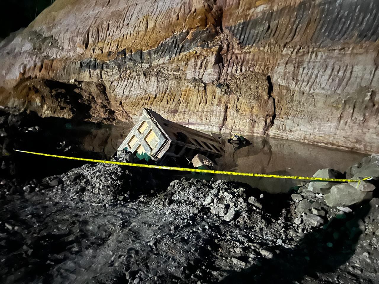 GARIS POLISI: Lokasi kecelakaan kerja bekas galian di area PT Mega Alam Sejahtera (MAS), Selasa (18/12). (POLSEK TELUK BAYUR UNTUK BERAU POST)