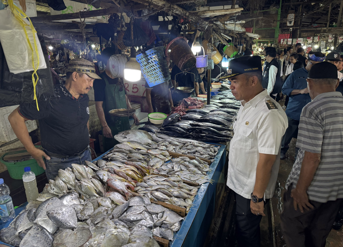 SIDAK PASAR: TPID Tarakan melakukan sidak di pasar Gusher untuk memastikan kestabilan harga pangan, Rabu (18/12). (SEPTIAN ASMADI/HRK)