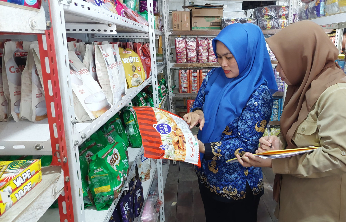 LAKUKAN PENGAWASAN: Hasil pengecekan di sejumlah minimarket di Tanjung Selor, masih ditemukan mamin dalam kondisi rusak hingga tanpa izin edar. (IPUNK/HRK)