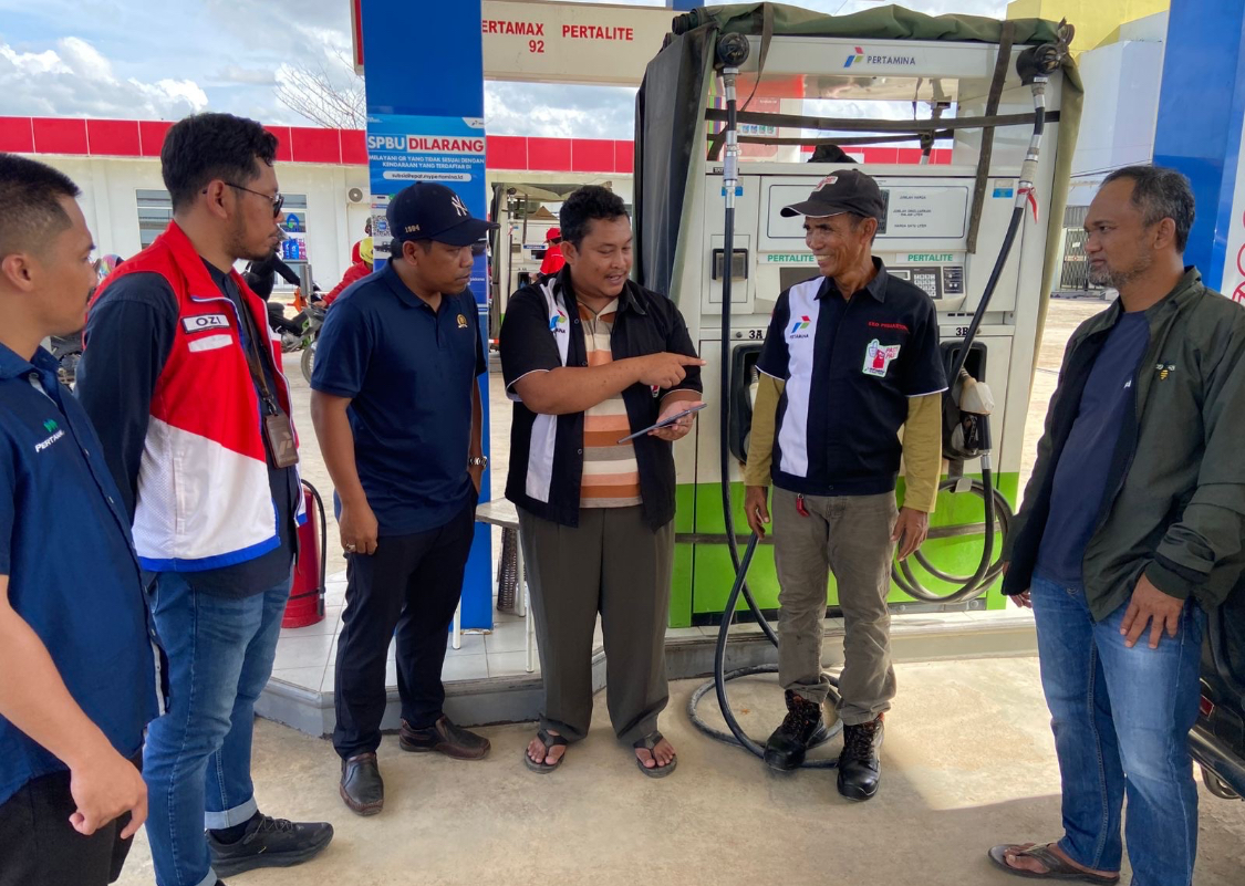 TURUN KE LAPANGAN: Wakil Ketua Komisi II DPRD Berau Arman Nofriansyah (kanan) dan anggota DPRD Berau Sutami (tiga kiri) saat  sidak di beberapa SPBU  di  Berau, kemarin. ( ARTA KUSUMA YUNANDA/BP)