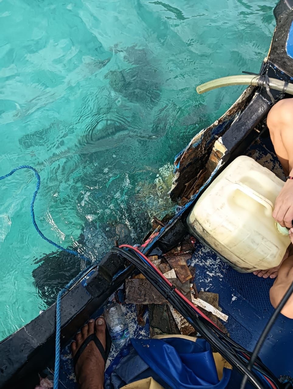 RUSAK : Satu unit mensin speedboat rusak  dikarenaka menabrak karang di perairan selatan Berau, Minggu (22/12). (POLAIRUD BERAU UNTUK BERAU POST)