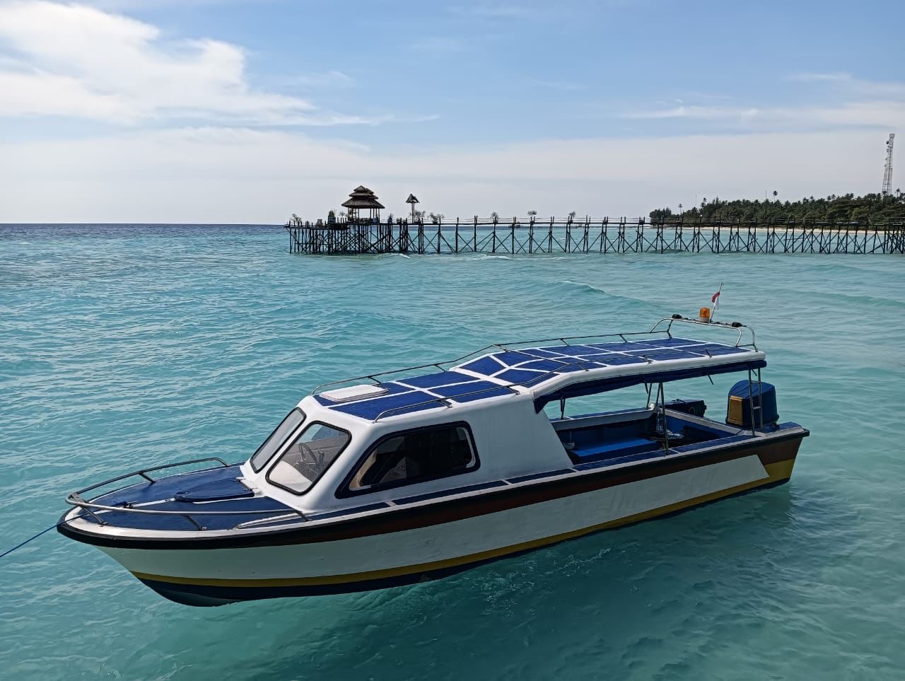 TABRAK : Satu unit speedboat mengalami kecelakaan di perairan pesisir selatan Berau pada Minggu (22/12). (POLAIRUD BERAU UNTUK BERAU POST)