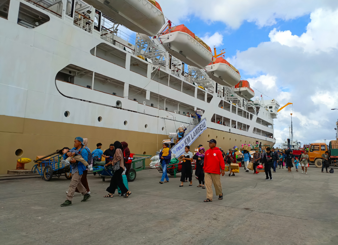 ATENSI CUACA BURUK: Aktivitas penumpang di Pelabuhan Malundung Tarakan yang akan lakukan keberangkatan menggunakan kapal Pelni.  (SEPTIAN ASMADI/HRK)