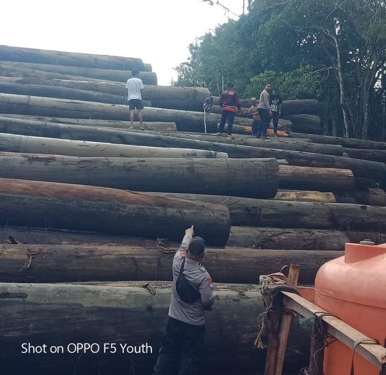 EVAKUASI : Tim gabungan BPBD, TNI- Polri melakukan evakuasi terhadap Winarno, yang terjepit kayu log di perairan Sungai Segah, Kampung Labanan Jaya, Teluk Bayur. (BPBD BERAU UNTUK BERAU POST)