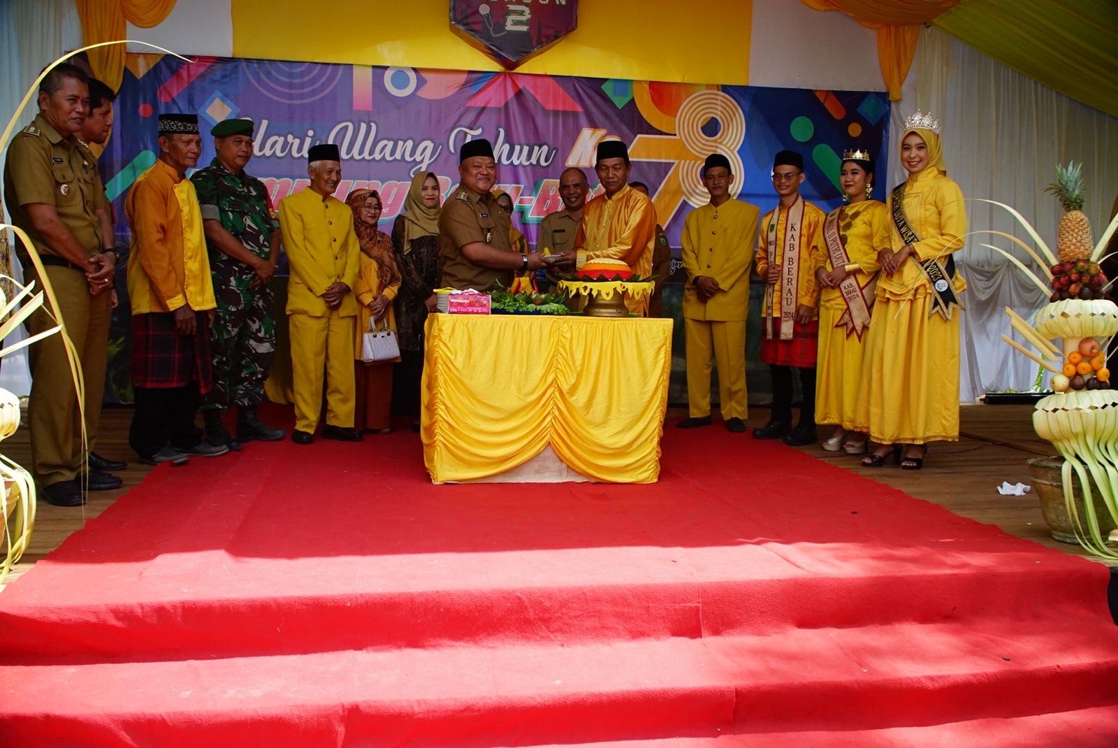 ULANG TAHUN: Wakil Bupati Berau, Gamalis menerima potongan tumpeng, dalam menghadiri acara hari jadi Kampung Batu-Batu Kecamatan Gunung Tabur. (PROKOPIM SETKAB BERAU UNTUK BERAU POST)