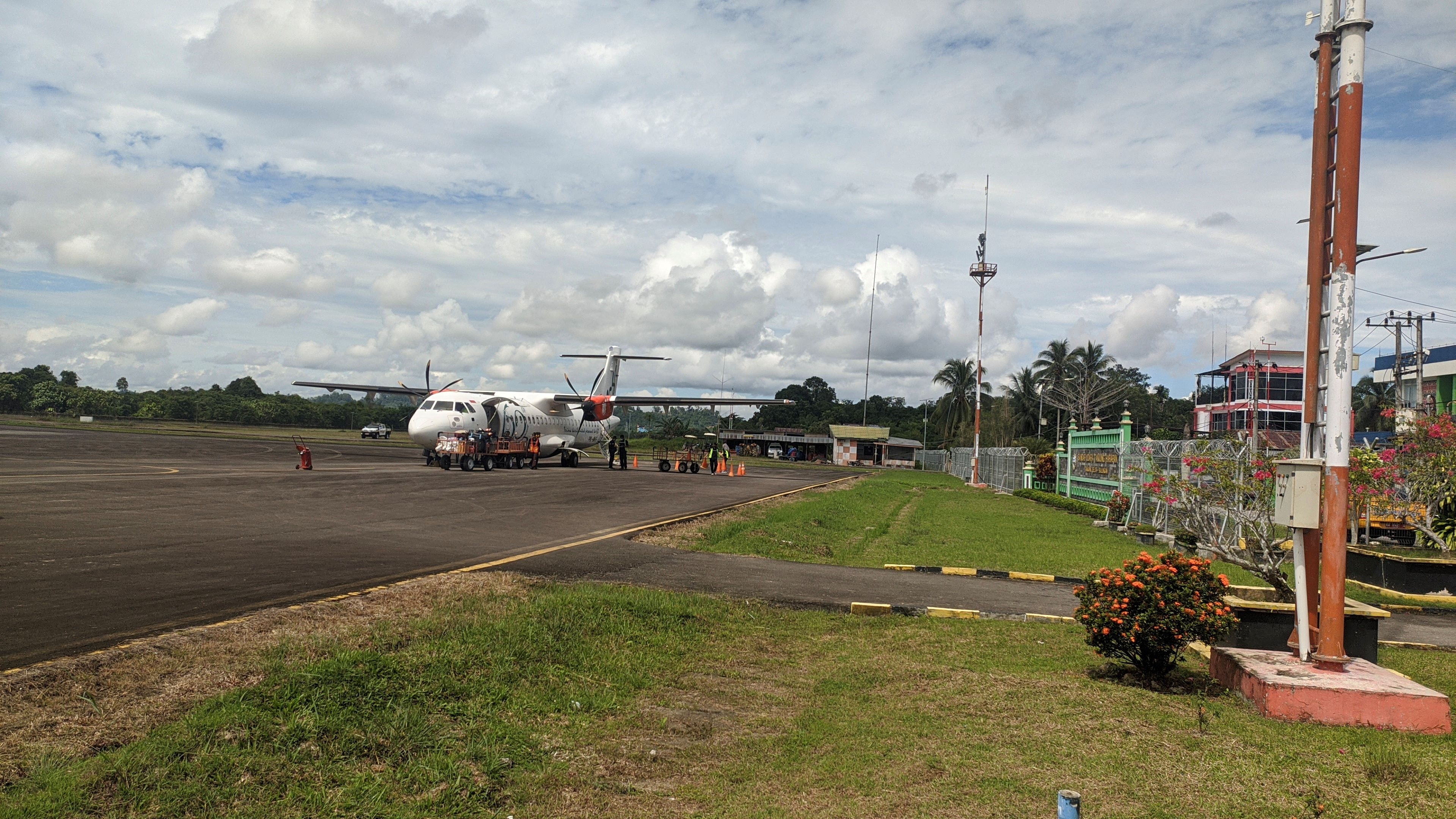 LANDASAN: Runway Bandara Tanjung Harapan, Tanjung Selor yang terbatas, belum bisa melayani pesawat bertipe boeing dengan kapasitas penumpang lebih banyak dari tipe ATR-72. (FAISAL/HRK)