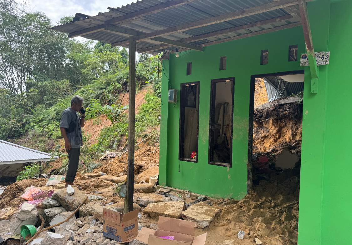 TERTIMPA LONGSOR: Bagian belakang rumah korban tertimbun tanah akibat longsor, Rabu (25/12).(SEPTIAN ASMADI/HRK)
