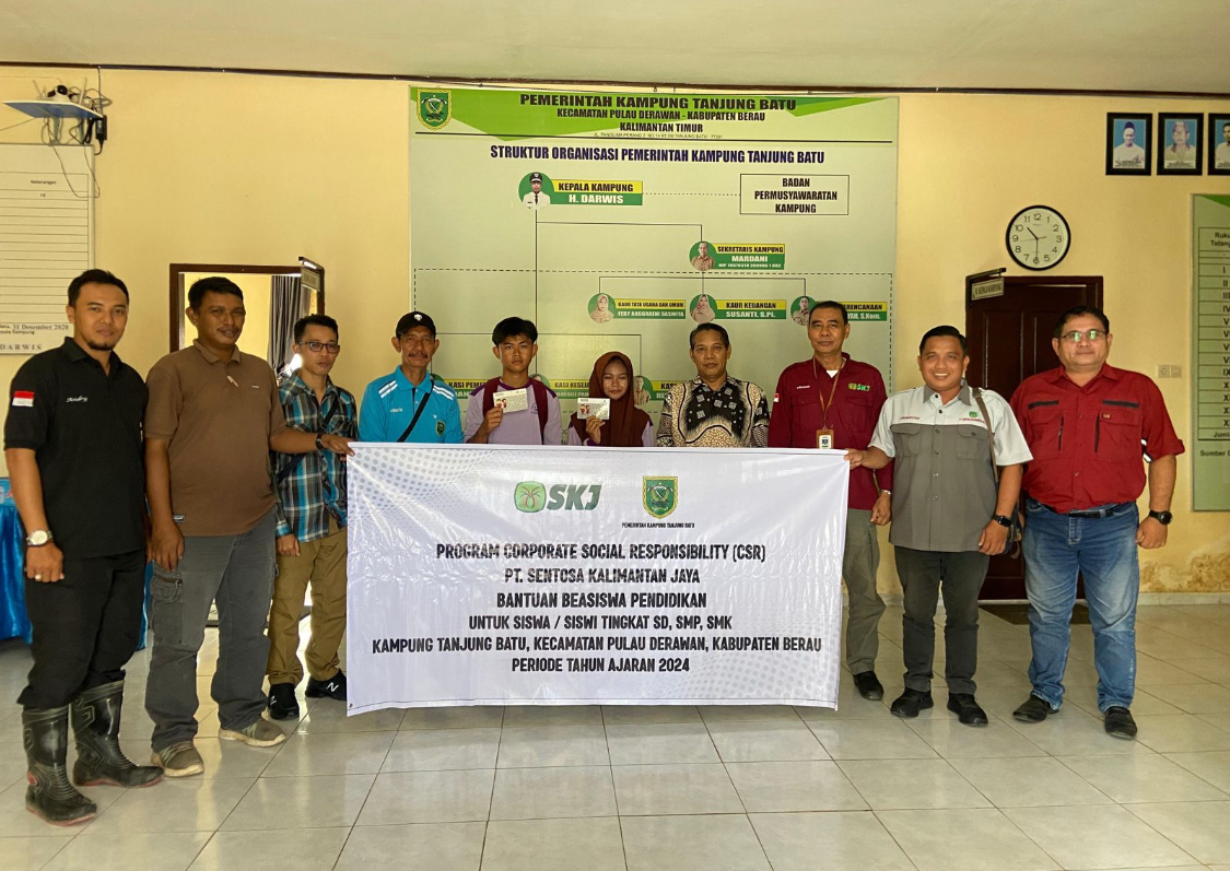 SIMBOLIS: Manajemen PT SKJ menyerahkan secara simbolis bantuan beasiswa pendidikan bagi para siswa di Tanjung Batu. (SKJ UNTUK BERAU POST)