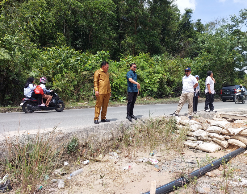 TINJAU JALAN: Komisi III DPRD Tarakan tinjau jalan amblas Di Jalan Aki Balak, Juata Kerikil, Tarakan Utara yang beberapa tahun tidak diperbaiki, Jumat (27/12).(SEPTIAN ASMADI/HRK)