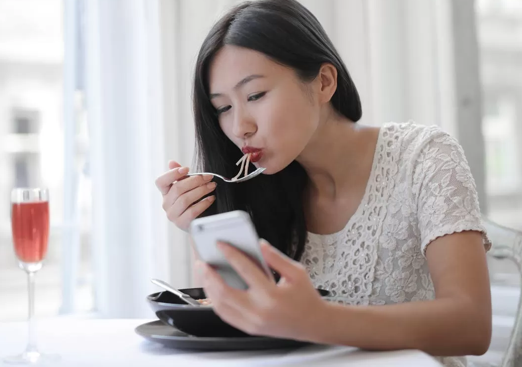 Makan sendirian. (pexels.com)