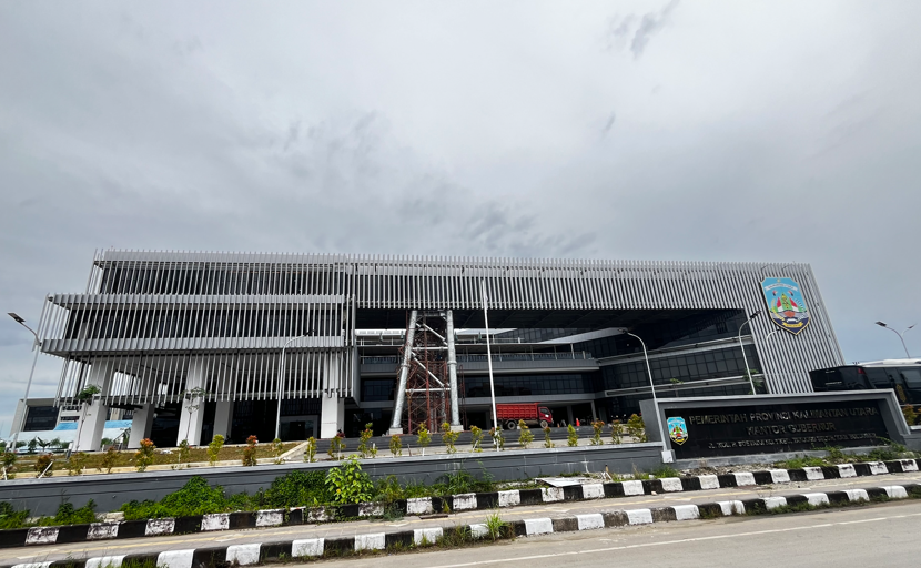 SKYBRIDGE : Bangunan Kantor Gubernur Kaltara diperkuat dengan dipasangi Skybridge untuk jembatan penghubung antara sisi kiri dan kanan bangunan. (FAISAL/HRK)