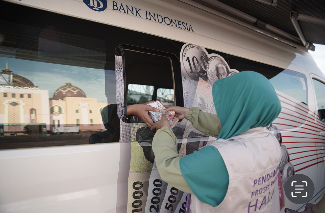 PENUKARAN UANG: Warga Kaltara saat menukar uang melalui KPwBI Kaltara. Ketika warga temukan adanya uang palsu agar segera melaporkan. (SEPTIAN ASMADI/HRK)