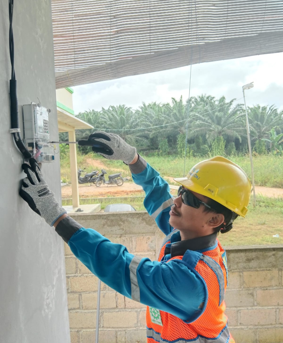WASPADA: Petugas PLN UP3 Berau saat melakukan pengecekan pada salah satu instalasi listrik rumah masyarakat. (PLN UP3 BERAU UNTUK BERAU POST)